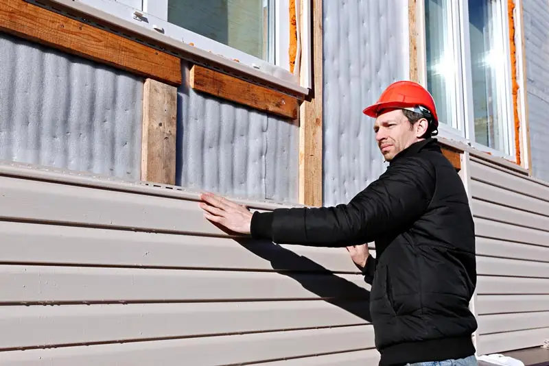 man-installing-vinyl-siding